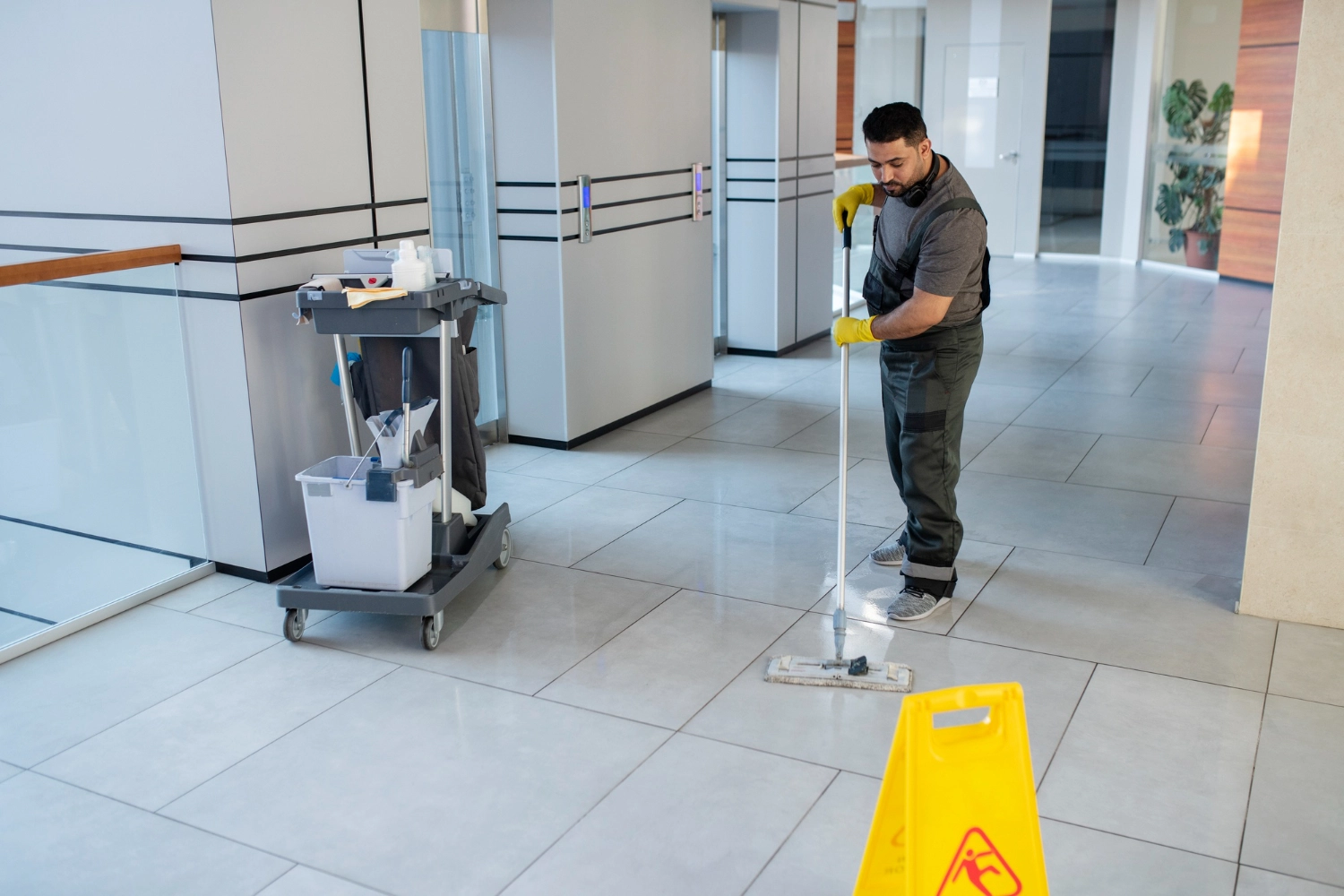 Commercial Cleaning (Janitorial) Guide: Checklists, Frequencies, and SOPs